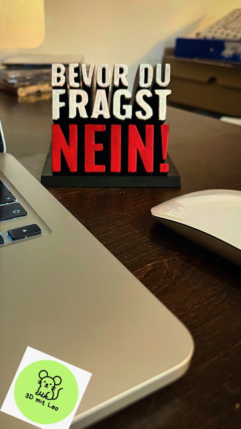 Tischschild mit der Aufschrift „Bevor du fragst: NEIN!“